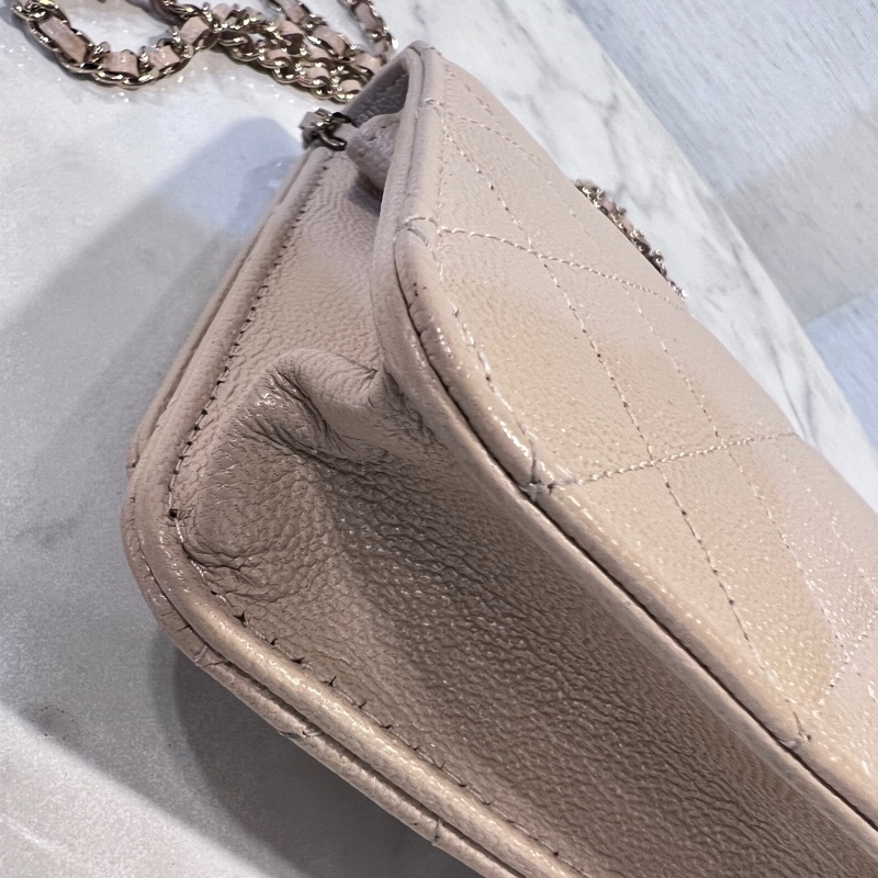 Chanel米色荔枝皮金釦雙C下蓋6卡woc斜背包-9