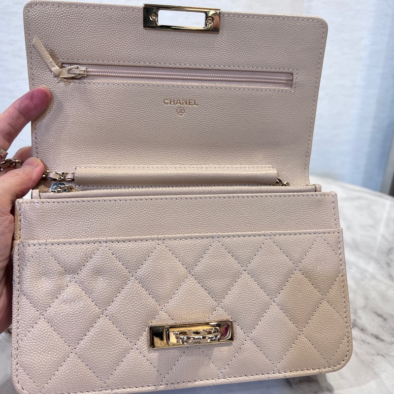 Chanel米色荔枝皮金釦雙C下蓋6卡woc斜背包-12