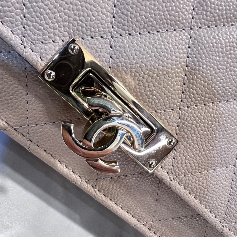 Chanel米色荔枝皮金釦雙C下蓋6卡woc斜背包-14