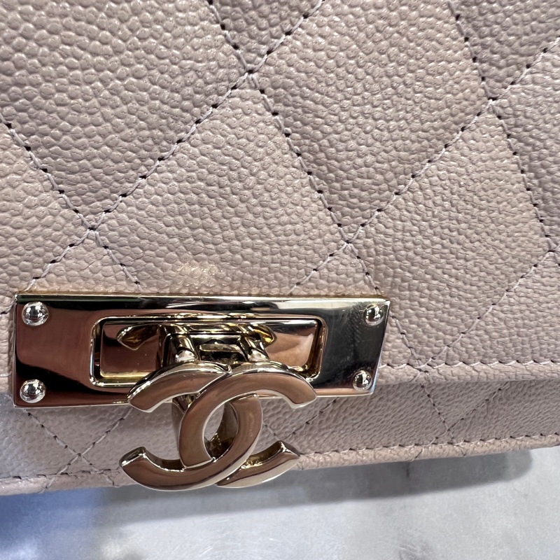 Chanel米色荔枝皮金釦雙C下蓋6卡woc斜背包-15