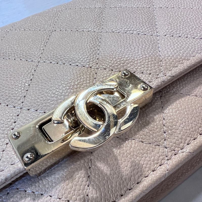 Chanel米色荔枝皮金釦雙C下蓋6卡woc斜背包-16