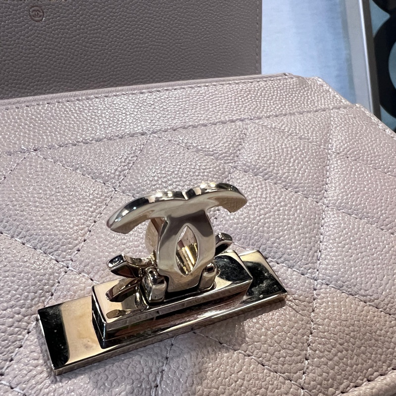 Chanel米色荔枝皮金釦雙C下蓋6卡woc斜背包-18