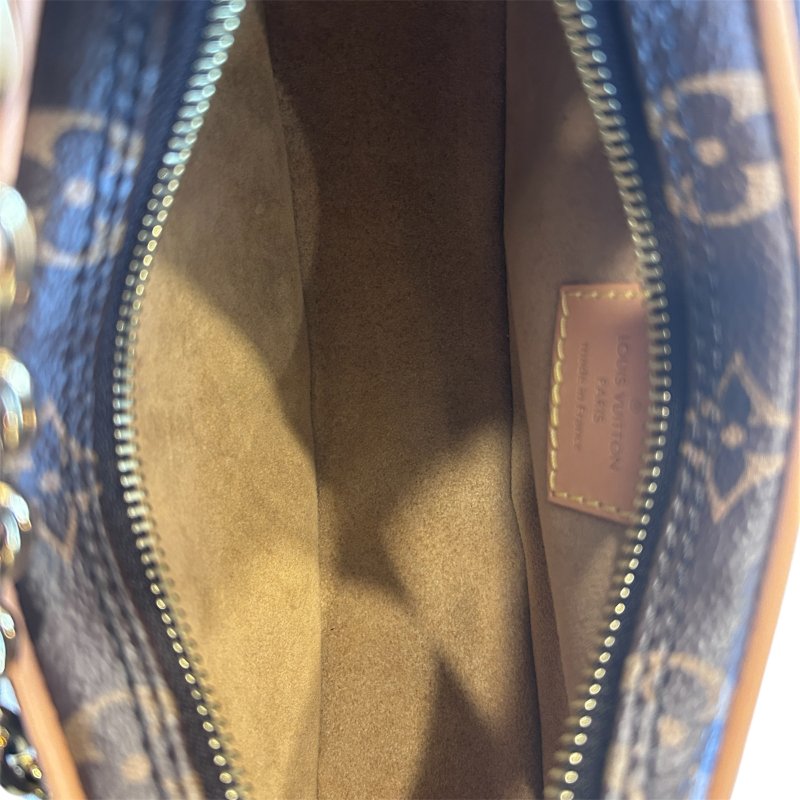 LV字紋月亮斜背包-7