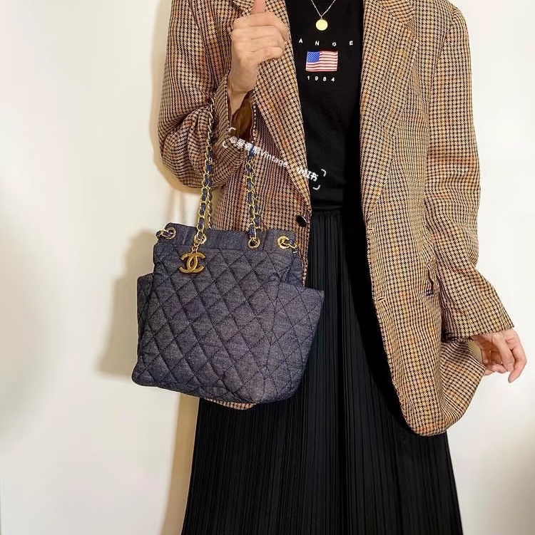 ✨Chanel 深藍色牛仔 金扣雙C吊飾水桶包 時髦 街拍神器💙-1