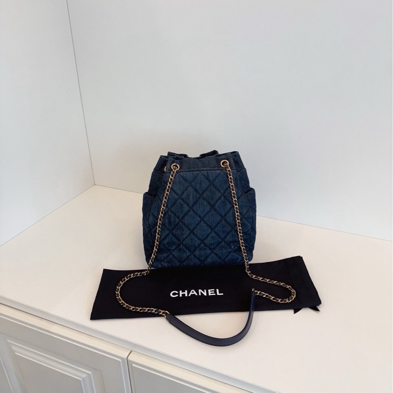 ✨Chanel 深藍色牛仔 金扣雙C吊飾水桶包 時髦 街拍神器💙-4