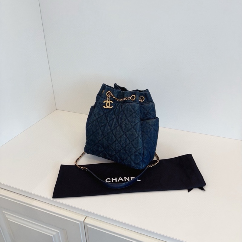 ✨Chanel 深藍色牛仔 金扣雙C吊飾水桶包 時髦 街拍神器💙-6