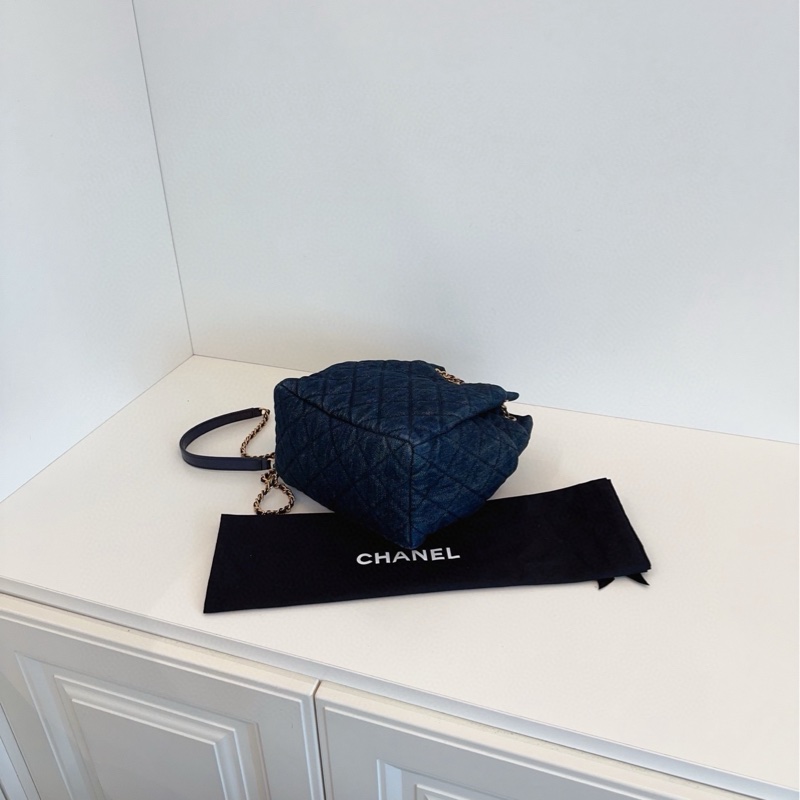 ✨Chanel 深藍色牛仔 金扣雙C吊飾水桶包 時髦 街拍神器💙-7