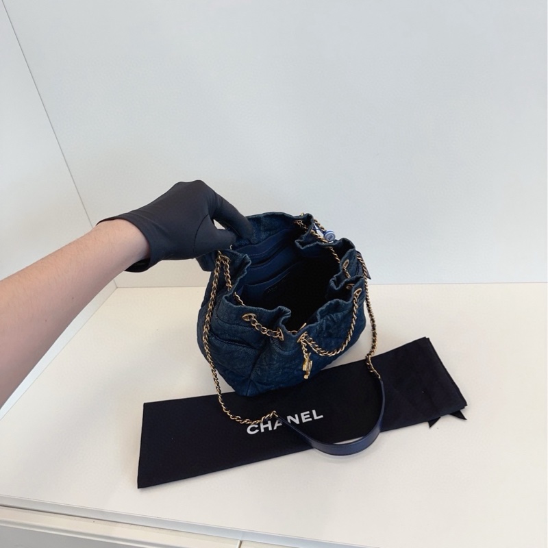 ✨Chanel 深藍色牛仔 金扣雙C吊飾水桶包 時髦 街拍神器💙-9