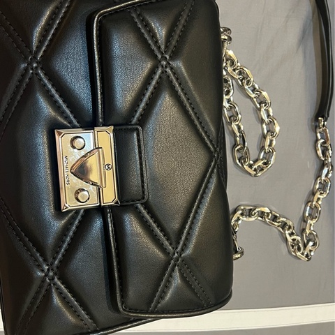 ［二手］MICHAEL KORS SERENA 菱格紋翻蓋鍊帶肩背/斜背二用包-銀釦黑/中