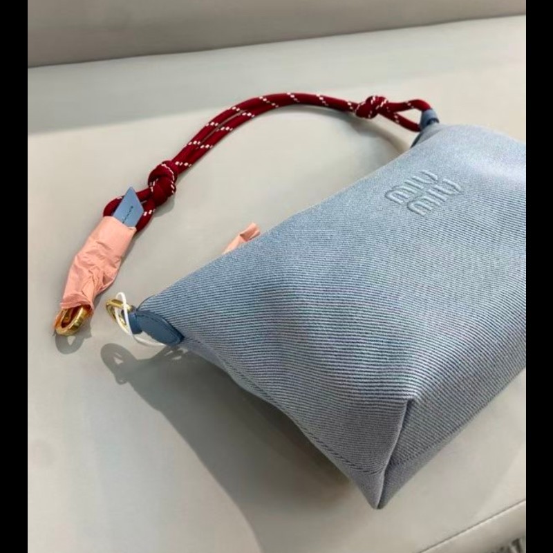 Miu Miu 天藍色帆布袋 2026爆款飯盒包-2