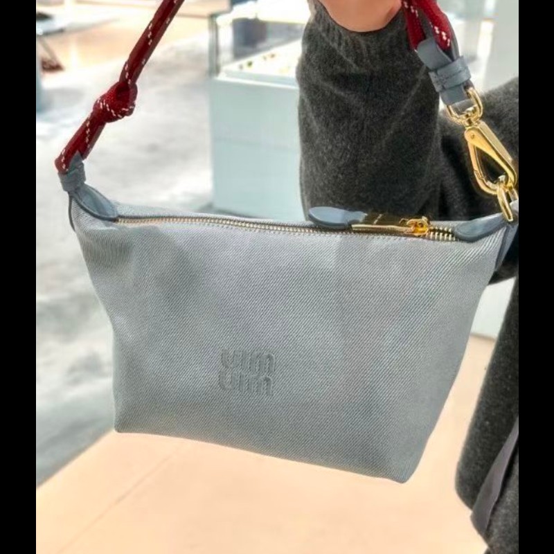 Miu Miu 天藍色帆布袋 2026爆款飯盒包-4