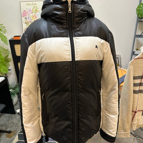 Burberry 黑白戰馬時尚羽絨衣