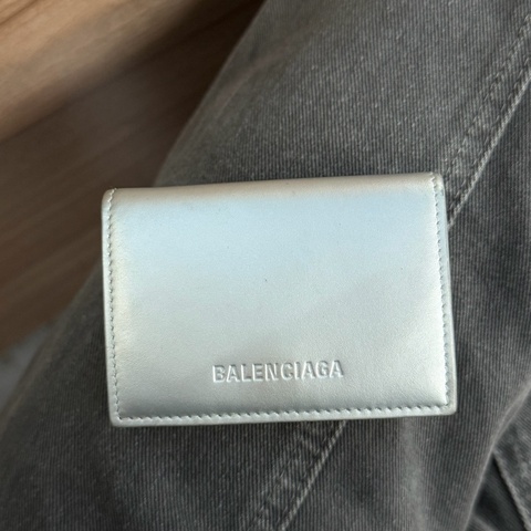Balenciaga（巴黎世家）Essential 系列銀色牛皮三折短夾（附盒）