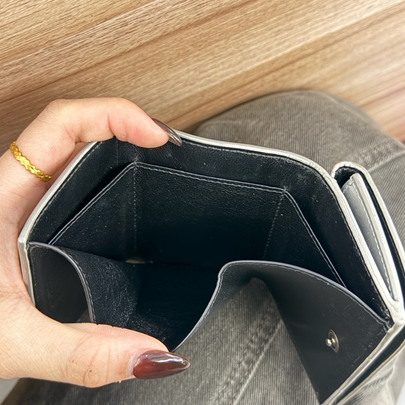 Balenciaga（巴黎世家）Essential 系列銀色牛皮三折短夾（附盒）-8