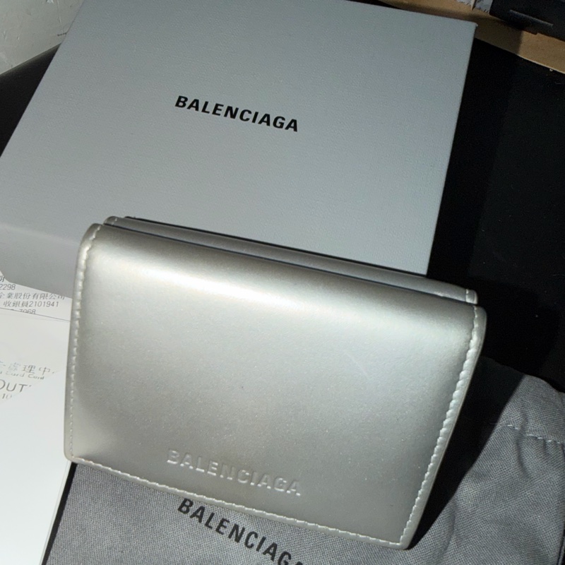 Balenciaga（巴黎世家）Essential 系列銀色牛皮三折短夾（附盒）-10