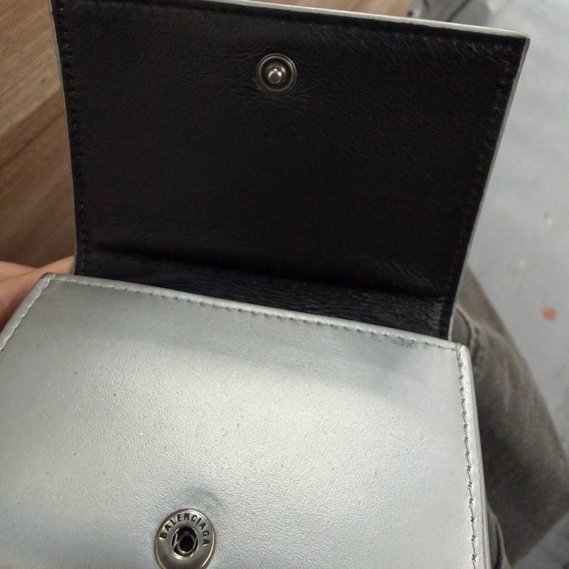 Balenciaga（巴黎世家）Essential 系列銀色牛皮三折短夾（附盒）-14