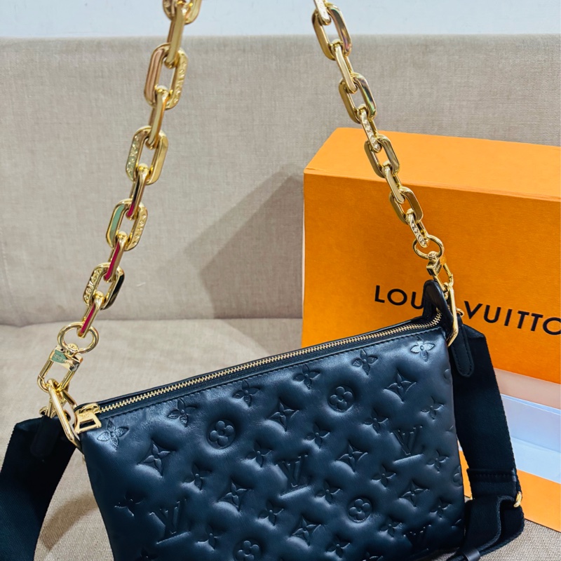 售 二手真品 LV M21260 Coussin黑色羊皮包，柔軟小羊皮+Monogram暗紋，低調又有質感-3