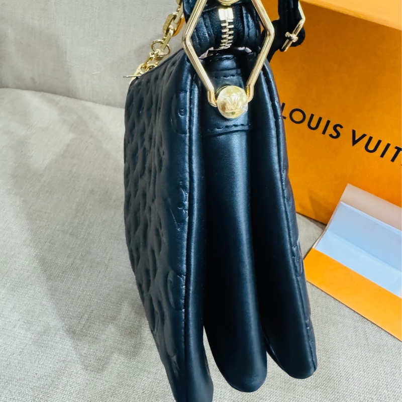 售 二手真品 LV M21260 Coussin黑色羊皮包，柔軟小羊皮+Monogram暗紋，低調又有質感-5