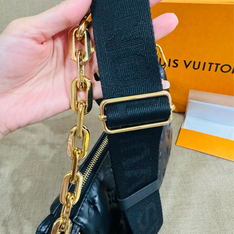 售 二手真品 LV M21260 Coussin黑色羊皮包，柔軟小羊皮+Monogram暗紋，低調又有質感-6