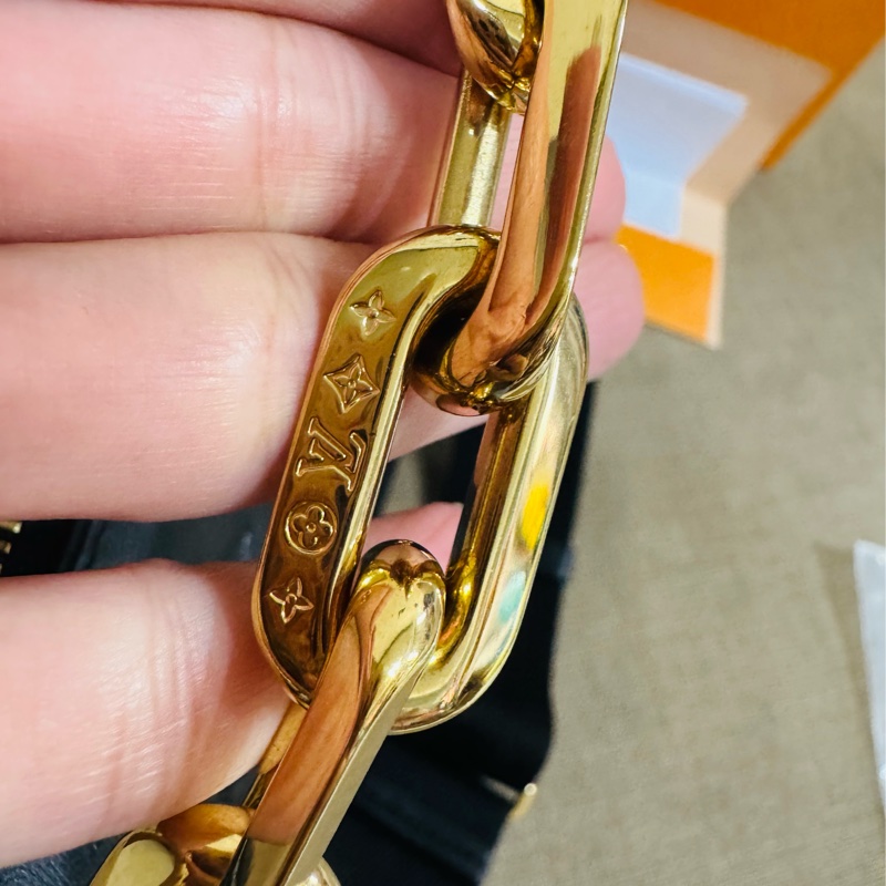 售 二手真品 LV M21260 Coussin黑色羊皮包，柔軟小羊皮+Monogram暗紋，低調又有質感-7