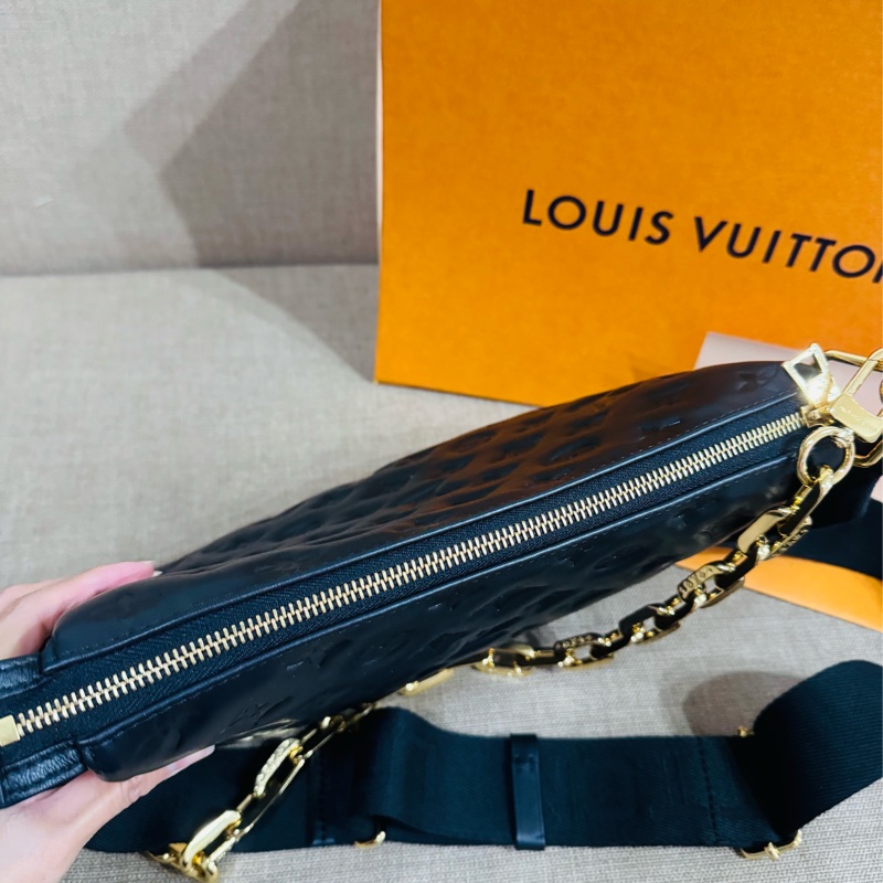 售 二手真品 LV M21260 Coussin黑色羊皮包，柔軟小羊皮+Monogram暗紋，低調又有質感-9