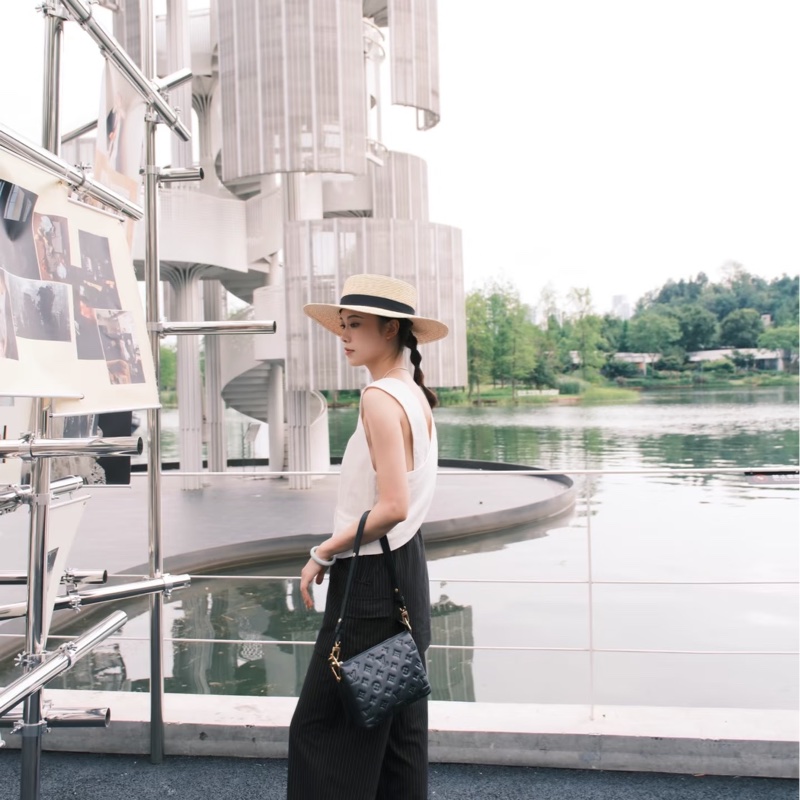 售 二手真品 LV M21260 Coussin黑色羊皮包，柔軟小羊皮+Monogram暗紋，低調又有質感-11