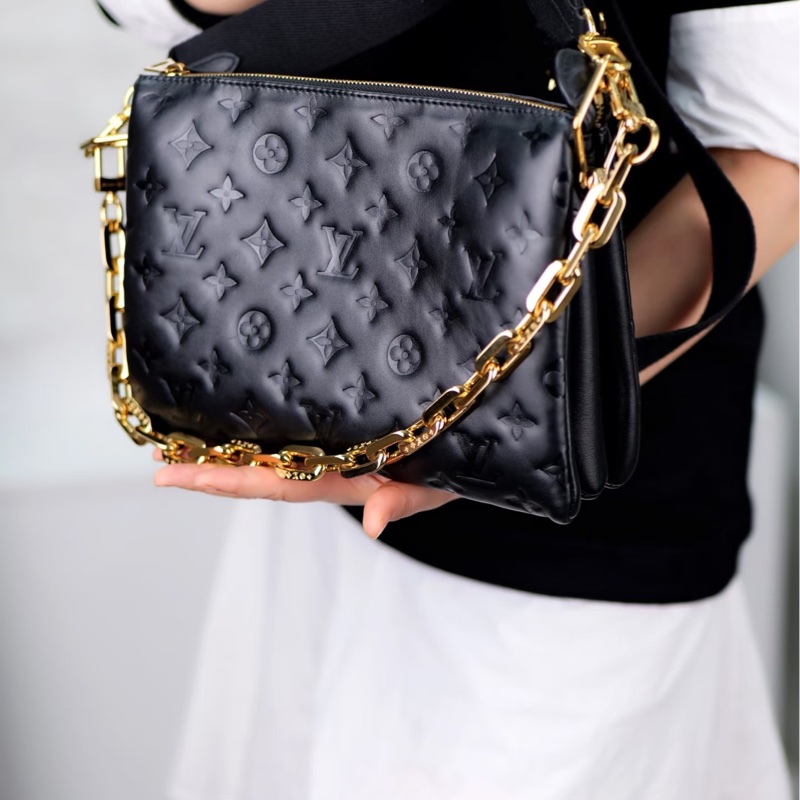 售 二手真品 LV M21260 Coussin黑色羊皮包，柔軟小羊皮+Monogram暗紋，低調又有質感-14