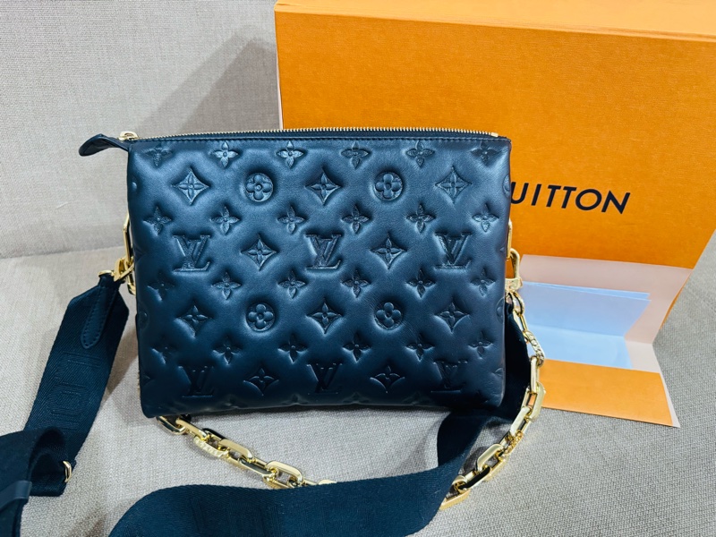 售 二手真品 LV M21260 Coussin黑色羊皮包，柔軟小羊皮+Monogram暗紋，低調又有質感-15