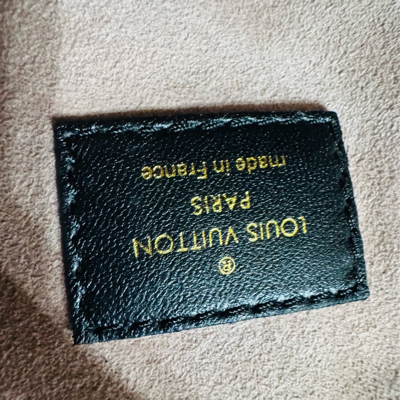售 二手真品 LV M21260 Coussin黑色羊皮包，柔軟小羊皮+Monogram暗紋，低調又有質感-16