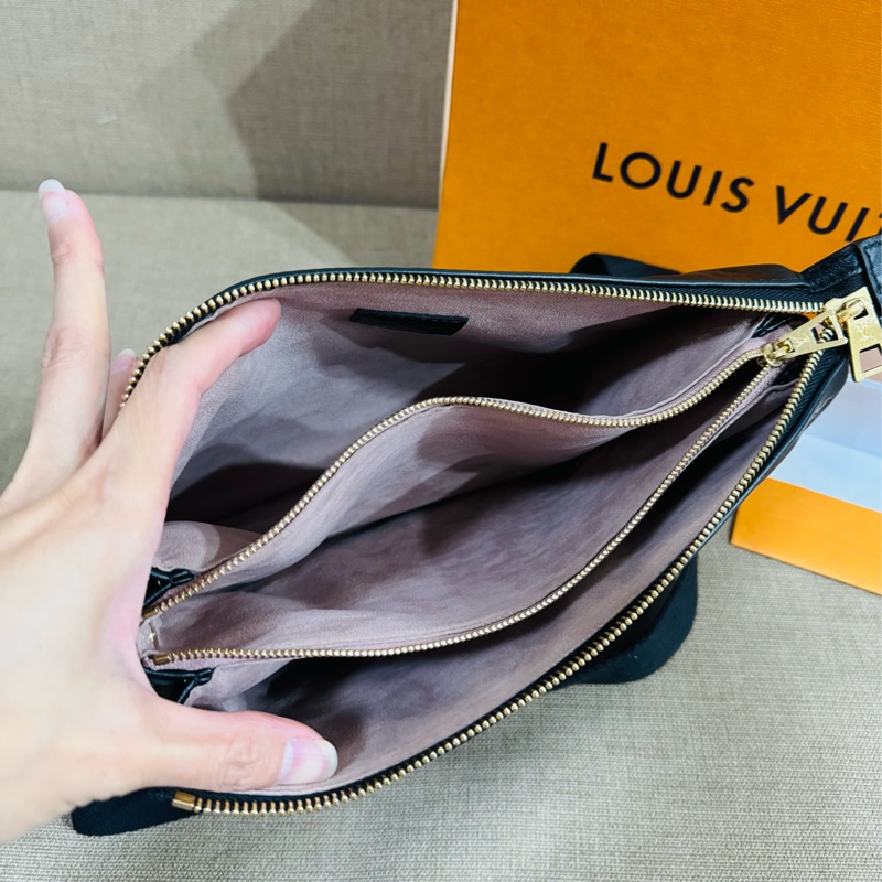 售 二手真品 LV M21260 Coussin黑色羊皮包，柔軟小羊皮+Monogram暗紋，低調又有質感-17