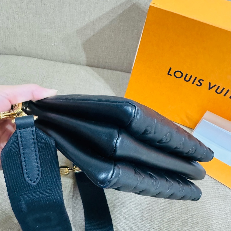 售 二手真品 LV M21260 Coussin黑色羊皮包，柔軟小羊皮+Monogram暗紋，低調又有質感-18