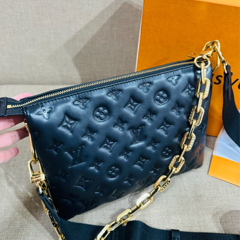 售 二手真品 LV M21260 Coussin黑色羊皮包，柔軟小羊皮+Monogram暗紋，低調又有質感-19