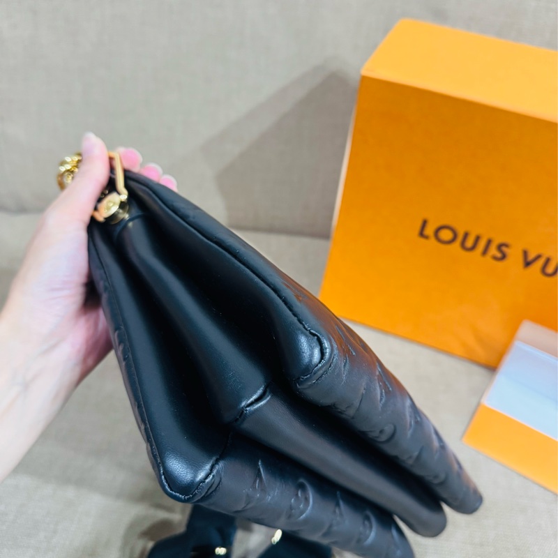 售 二手真品 LV M21260 Coussin黑色羊皮包，柔軟小羊皮+Monogram暗紋，低調又有質感-20
