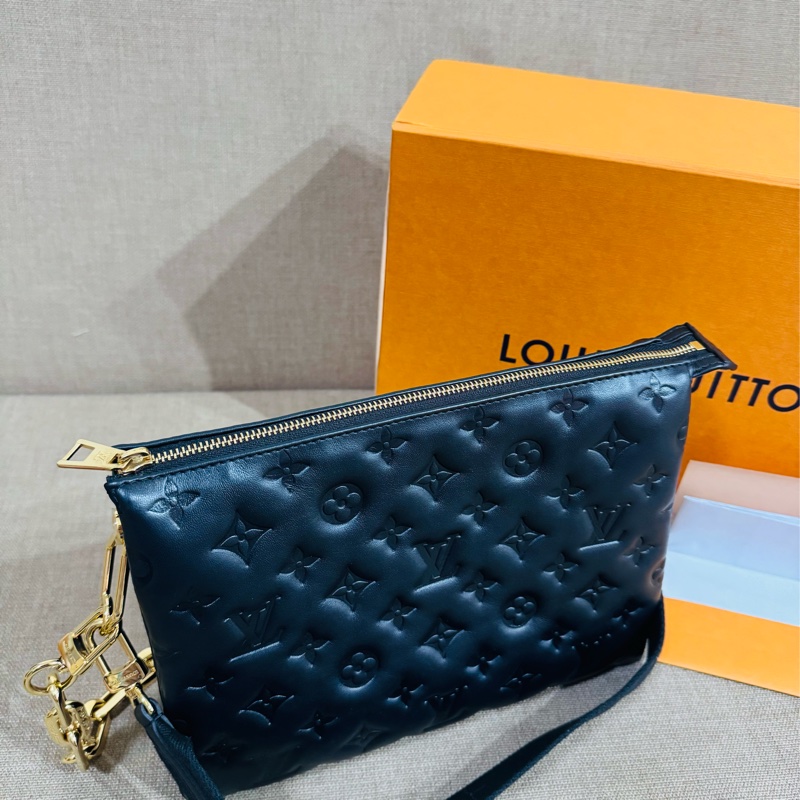 售 二手真品 LV M21260 Coussin黑色羊皮包，柔軟小羊皮+Monogram暗紋，低調又有質感-21