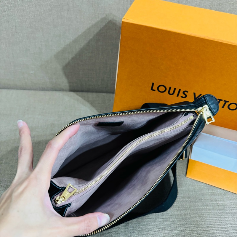 售 二手真品 LV M21260 Coussin黑色羊皮包，柔軟小羊皮+Monogram暗紋，低調又有質感-22