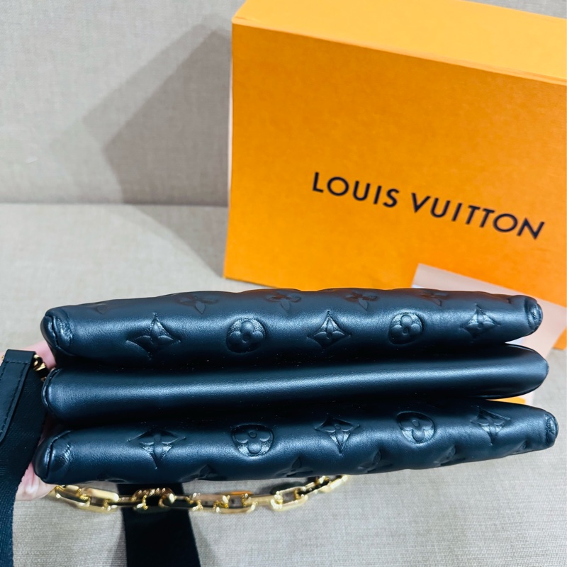 售 二手真品 LV M21260 Coussin黑色羊皮包，柔軟小羊皮+Monogram暗紋，低調又有質感-23