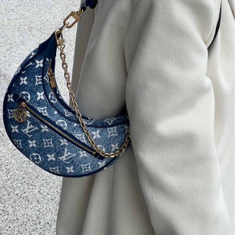 售 二手 真品LV M81166 Loop系列丹寧牛仔豌豆包，藍色牛仔+經典Monogram老花。芯片款-0