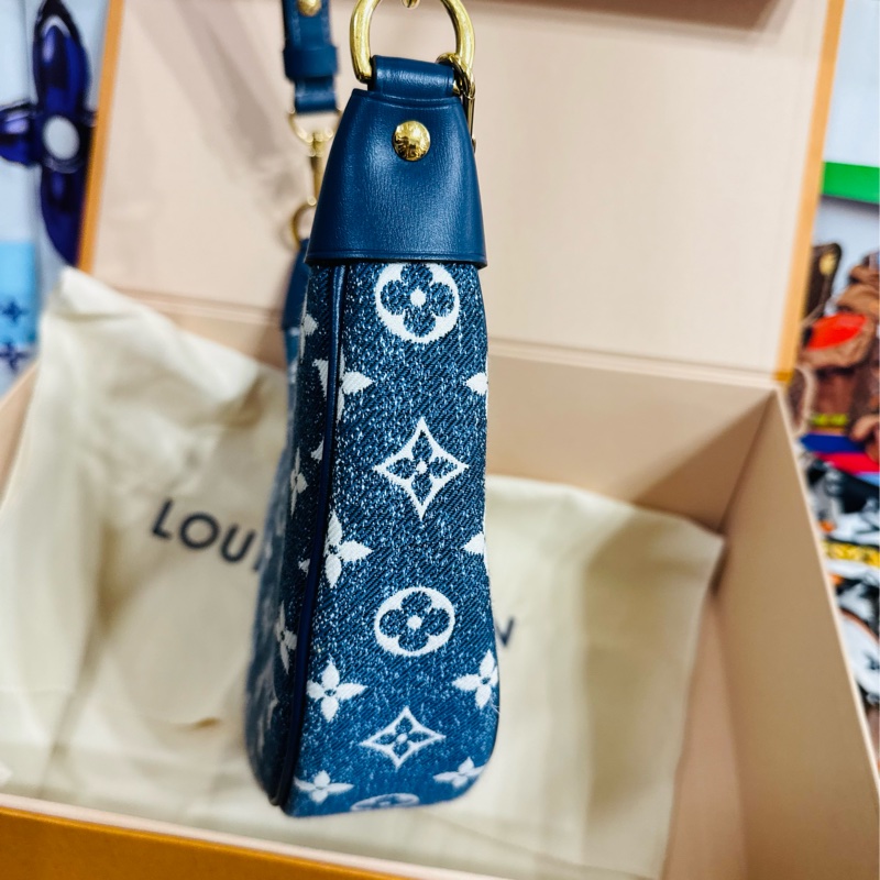 售 二手 真品LV M81166 Loop系列丹寧牛仔豌豆包，藍色牛仔+經典Monogram老花。芯片款-6