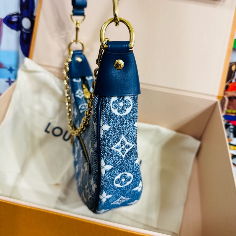 售 二手 真品LV M81166 Loop系列丹寧牛仔豌豆包，藍色牛仔+經典Monogram老花。芯片款-7
