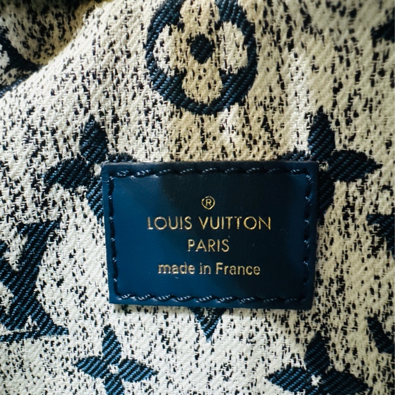 售 二手 真品LV M81166 Loop系列丹寧牛仔豌豆包，藍色牛仔+經典Monogram老花。芯片款-11