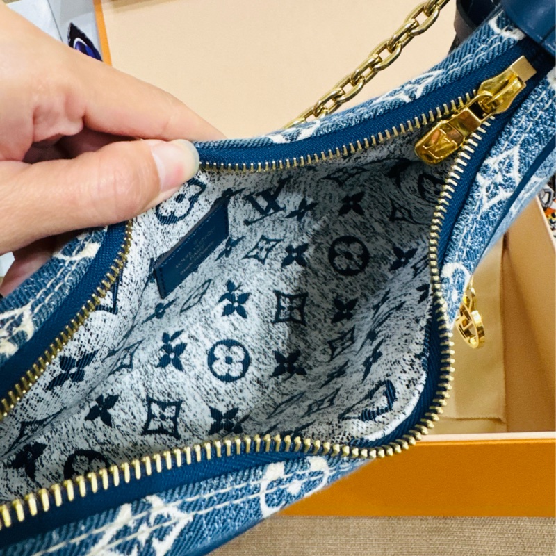 售 二手 真品LV M81166 Loop系列丹寧牛仔豌豆包，藍色牛仔+經典Monogram老花。芯片款-14