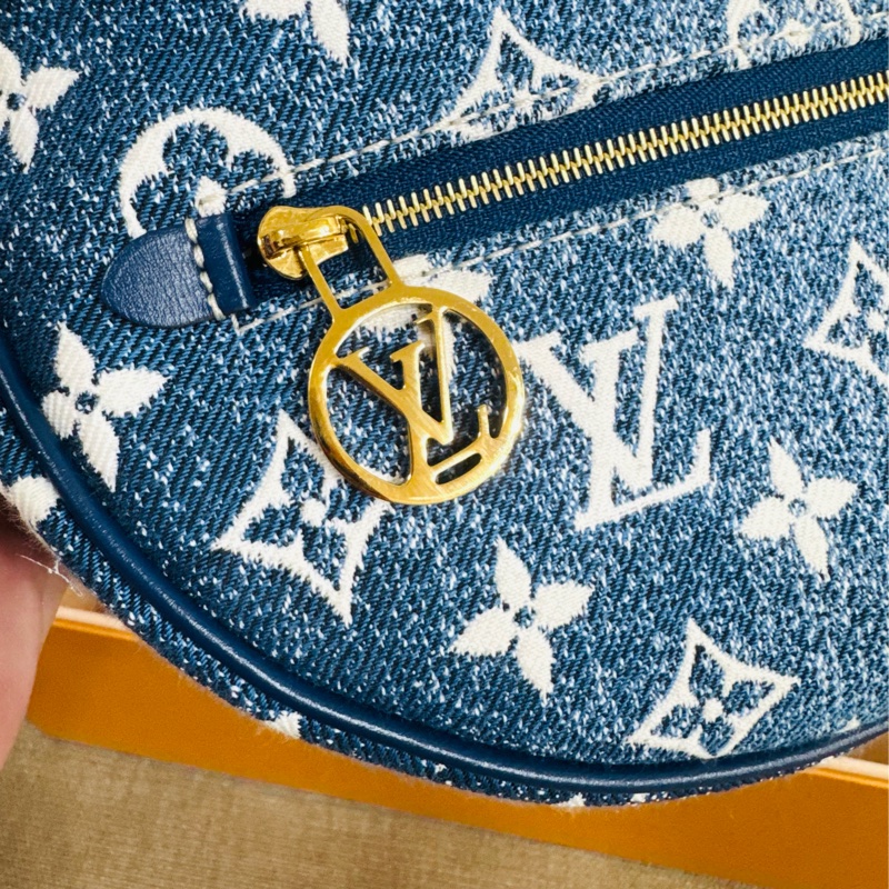 售 二手 真品LV M81166 Loop系列丹寧牛仔豌豆包，藍色牛仔+經典Monogram老花。芯片款-16