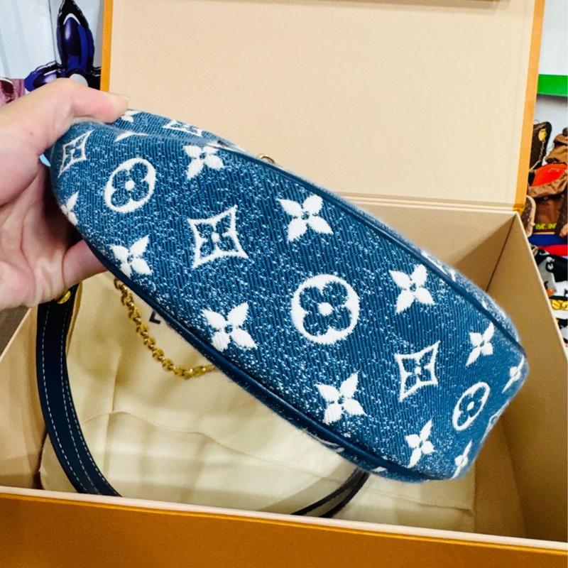 售 二手 真品LV M81166 Loop系列丹寧牛仔豌豆包，藍色牛仔+經典Monogram老花。芯片款-17