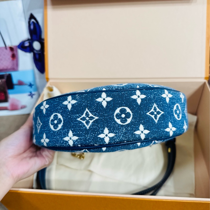 售 二手 真品LV M81166 Loop系列丹寧牛仔豌豆包，藍色牛仔+經典Monogram老花。芯片款-18
