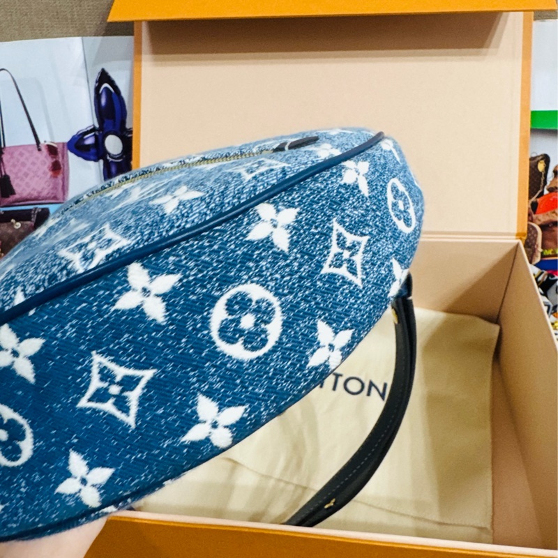 售 二手 真品LV M81166 Loop系列丹寧牛仔豌豆包，藍色牛仔+經典Monogram老花。芯片款-19