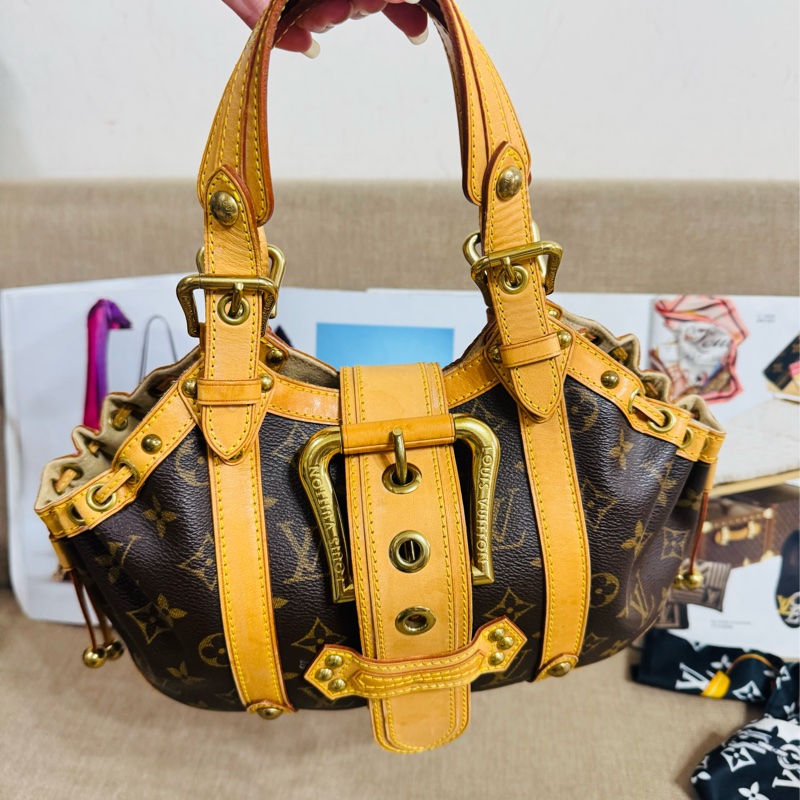 售二手真品 LV 2004年春夏限量Theda金球餃子包，經典老花帆布+植鞣革，金色金屬件超有復古感-3