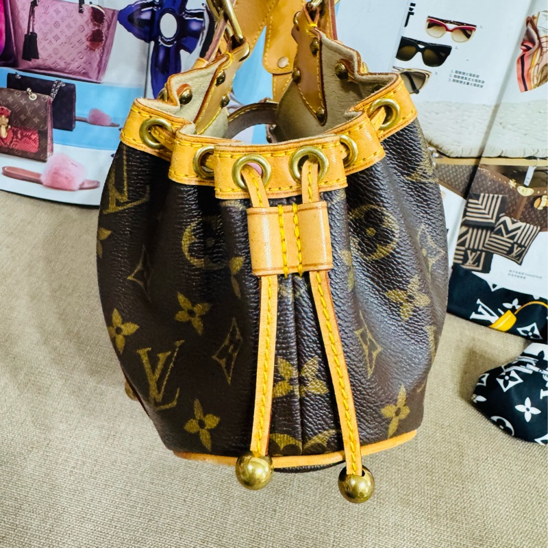 售二手真品 LV 2004年春夏限量Theda金球餃子包，經典老花帆布+植鞣革，金色金屬件超有復古感-11