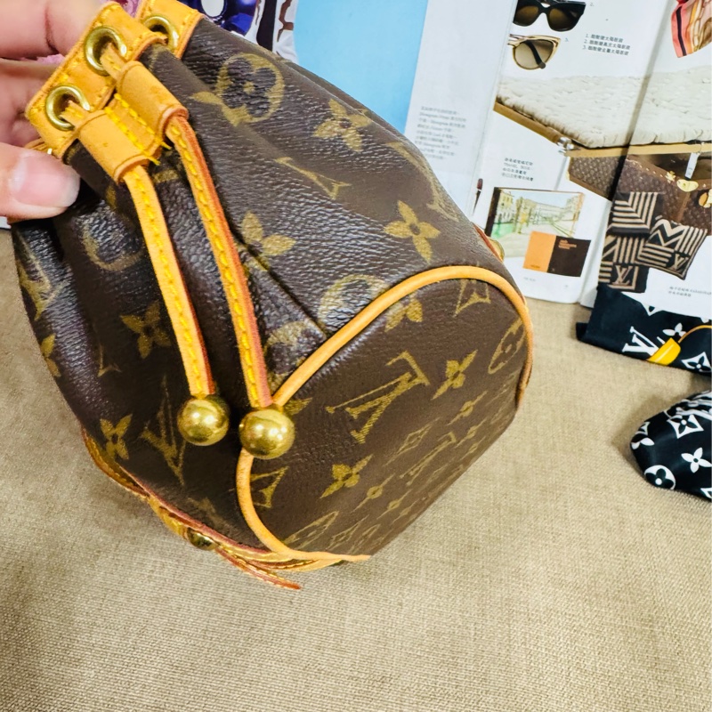 售二手真品 LV 2004年春夏限量Theda金球餃子包，經典老花帆布+植鞣革，金色金屬件超有復古感-15