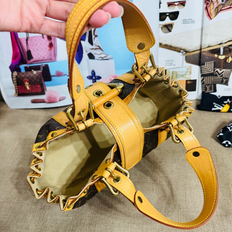 售二手真品 LV 2004年春夏限量Theda金球餃子包，經典老花帆布+植鞣革，金色金屬件超有復古感-17