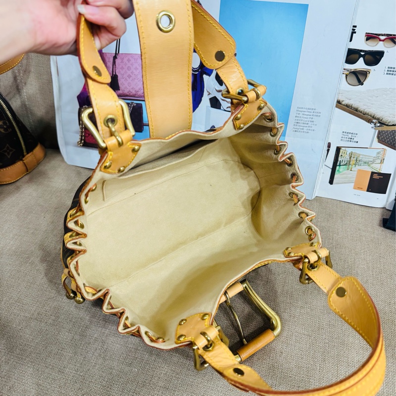 售二手真品 LV 2004年春夏限量Theda金球餃子包，經典老花帆布+植鞣革，金色金屬件超有復古感-18